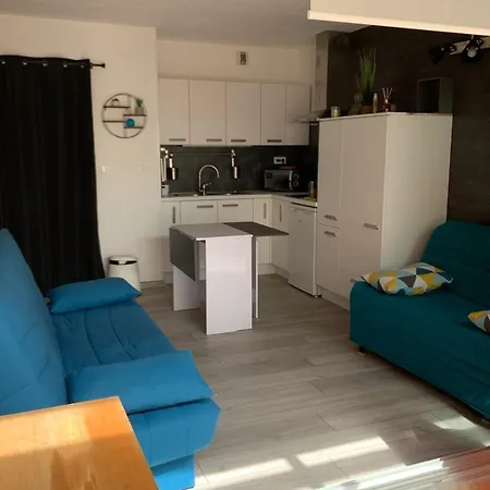 דירה Bright Studio Of 20M At 10Min From The Beach !