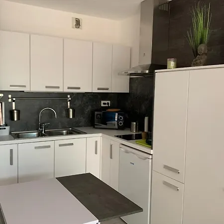 Bright Studio Of 20M At 10Min From The Beach ! דירה
